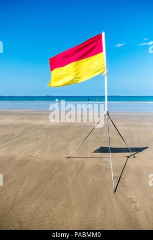 Bagnino di salvataggio sicuro della bandiera di balneazione sulla spiaggia Whitesands in Il Pembrokeshire Coast National Park Foto Stock
