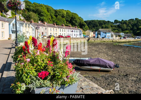 Fishguard inferiore della città porto a bassa marea, Pembrokeshire, West Wales Foto Stock