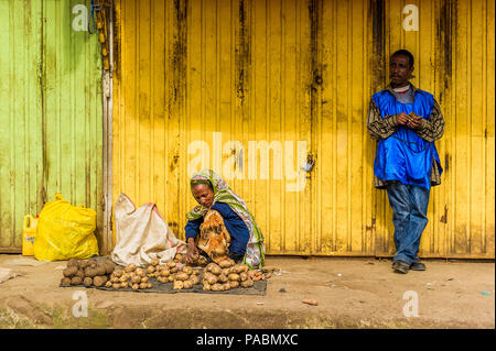 OMO, Etiopia - 21 settembre 2011: Unidentified donna etiope vende patate. Persone in Etiopia soffrono di povertà a causa della situazione instabile Foto Stock