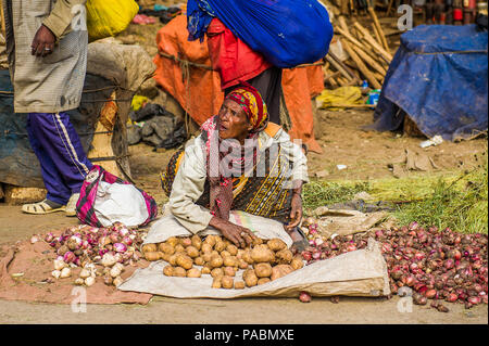 OMO, Etiopia - 21 settembre 2011: Unidentified donna etiope vende patate. Persone in Etiopia soffrono di povertà a causa della situazione instabile Foto Stock