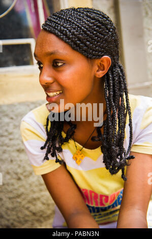 AKSUM, Etiopia - Sep 30, 2011: Ritratto di un misterioso donna etiope con tradizionale pigtail in Etiopia, Sep.30, 2011. Persone in Etiopia su Foto Stock