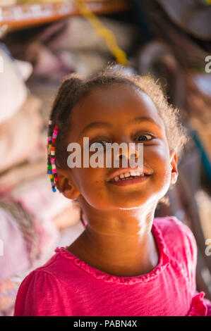 AKSUM, Etiopia - Sep 30, 2011: Ritratto di un misterioso donna etiope con tradizionale pigtail in Etiopia, Sep.30, 2011. Persone in Etiopia su Foto Stock