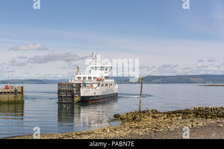 Largs, Scotland, Regno Unito - 19 Luglio 2018: Largs in costa ovest della Scozia e il traghetto per auto Loch Shira, sperimentando un numero record di visitatori grazie alla reco Foto Stock