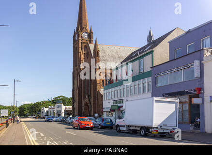 Largs, Scotland, Regno Unito - 19 Luglio 2018: Guardando lungo Gallowgate St in Largs verso 'Nardini's" famoso Art Deco cafe su un record ultime estati calde da Foto Stock