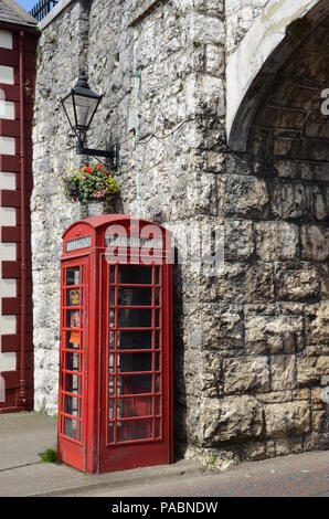 Classic British Telecom Telefono Rosso Box Carnlough County Antrim Irlanda del Nord Foto Stock