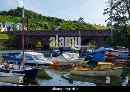 Barche a ponte Cushendun North Antrim Irlanda del Nord Foto Stock