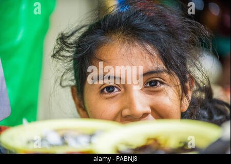 MANAGUA, NICARAGUA - Jan 6, 2012: Non identificato ragazza nicaraguense ritratto. Il 69% delle persone Nicaranguan appartengono al Mestizo gruppo etnico Foto Stock