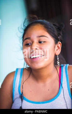 MANAGUA, NICARAGUA - Jan 6, 2012: Non identificato ragazza nicaraguense ritratto. Il 69% delle persone Nicaranguan appartengono al Mestizo gruppo etnico Foto Stock