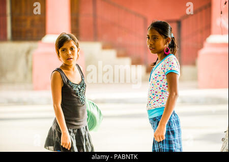 MANAGUA, NICARAGUA - Jan 6, 2012: Nicaraguense non identificato due ragazze. Il 69% delle persone Nicaranguan appartengono al Mestizo gruppo etnico Foto Stock