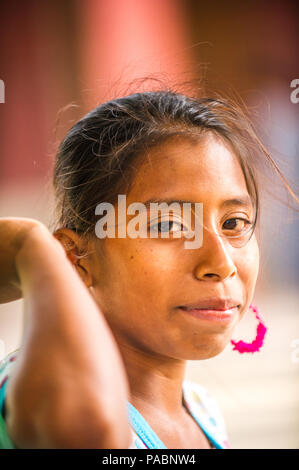 MANAGUA, NICARAGUA - Jan 6, 2012: Non identificato ragazza nicaraguense ritratto. Il 69% delle persone Nicaranguan appartengono al Mestizo gruppo etnico Foto Stock