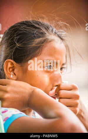 MANAGUA, NICARAGUA - Jan 6, 2012: Non identificato ragazza nicaraguense ritratto. Il 69% delle persone Nicaranguan appartengono al Mestizo gruppo etnico Foto Stock