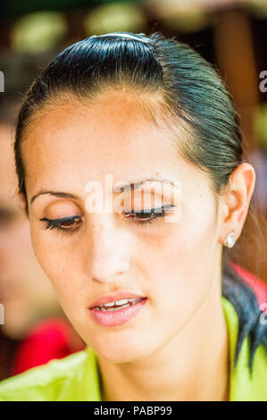 SAN JOSE, COSTA RICA - Jan 6, 2012: Unidentified Costa Rican bella ragazza. 65,8% di Costa Rican persone appartengono al bianco (Castizo) gruppo etnico Foto Stock