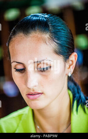 SAN JOSE, COSTA RICA - Jan 6, 2012: Unidentified Costa Rican bella ragazza. 65,8% di Costa Rican persone appartengono al bianco (Castizo) gruppo etnico Foto Stock