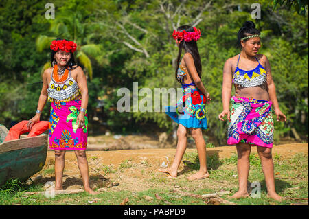 EMBERA VILLAGE, PANAMA, 9 gennaio 2012: Tre unidentified nativa indiana ragazze su una costa a Panama, Jan 9, 2012. Indiano prenotazione è il modo di co Foto Stock