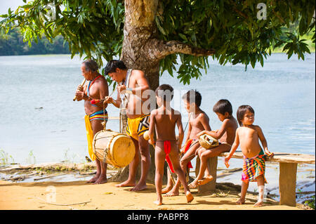 EMBERA VILLAGE, PANAMA, 9 gennaio 2012: nativo non identificato famiglia indiana di rendere la musica per i turisti in Panama, Jan 9, 2012. Prenotazione indiana è il Foto Stock