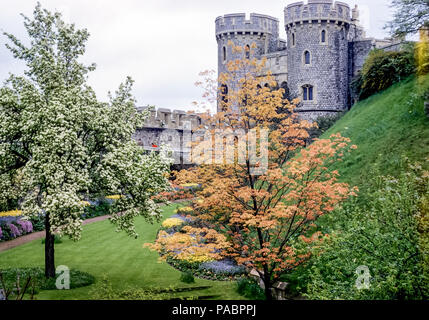 La porta Norman del Castello di Windsor, Berkshire, Inghilterra, Regno Unito in autunno negli anni '60 Foto Stock