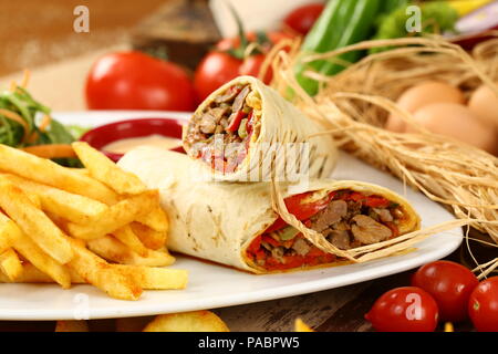 Tortilla avvolgere con carne di manzo e patatine fritte Foto Stock