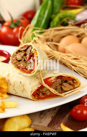 Tortilla avvolgere con carne di manzo e patatine fritte Foto Stock