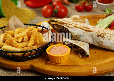 Tortilla avvolgere con carne di manzo e patatine fritte Foto Stock