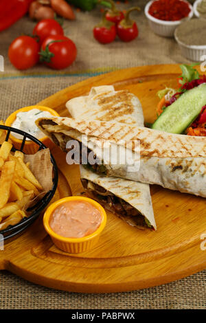 Tortilla avvolgere con carne di manzo e patatine fritte Foto Stock