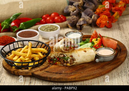 Tortilla avvolgere con carne di manzo e patatine fritte Foto Stock