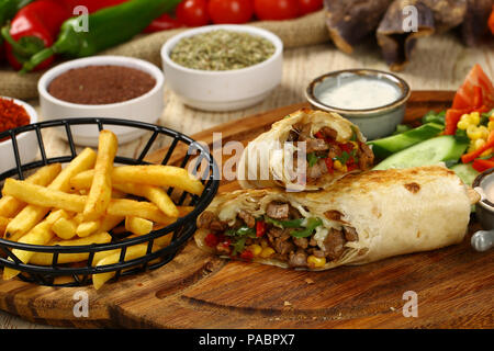 Tortilla avvolgere con carne di manzo e patatine fritte Foto Stock