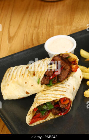 Tortilla avvolgere con carne di manzo e patatine fritte Foto Stock