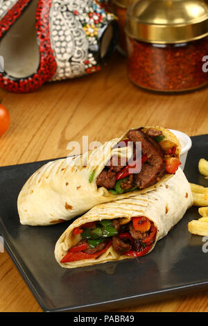 Tortilla avvolgere con carne di manzo e patatine fritte Foto Stock