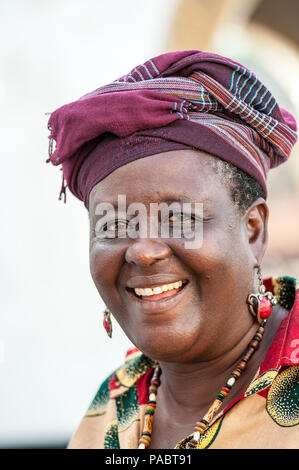 ACCRA, GHANA - Marzo 2, 2012: Non identificato donna del Ghana sorrisi. Popolo del Ghana soffrono di povertà a causa delle condizioni economiche instabili Foto Stock