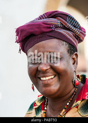 ACCRA, GHANA - Marzo 2, 2012: Non identificato donna del Ghana sorrisi. Popolo del Ghana soffrono di povertà a causa delle condizioni economiche instabili Foto Stock