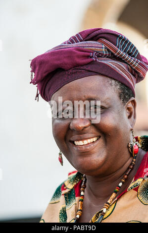 ACCRA, GHANA - Marzo 2, 2012: Non identificato donna del Ghana sorrisi. Popolo del Ghana soffrono di povertà a causa delle condizioni economiche instabili Foto Stock