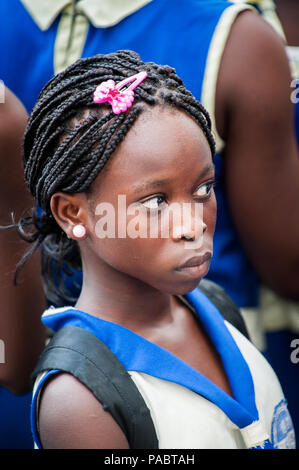 ACCRA, GHANA - Marzo 2, 2012: Non identificato gli studenti del Ghana è venuto a vedere il castello di Elmina. I bambini del Ghana soffrono di povertà a causa della instabilità ce Foto Stock