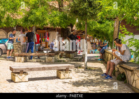 Kruja, Albania- 24 giugno 2014: Street di vecchia città di Kruja nella bella giornata di sole. Vista sulla tradizionale mercato Ottomano. La città si trova nella zona centrale di Albania nea Foto Stock