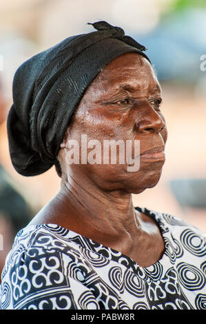 ACCRA, GHANA - 4 Marzo 2012: Unidentified ghanese ritratto di donna in strada in Ghana. Popolo del Ghana soffrono di povertà a causa della instabilità econo Foto Stock