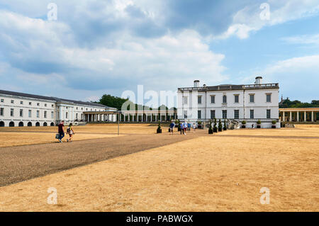 Il XVII secolo Queens House di Greenwich Park, Londra UK, con erba riarse dal 2018 canicola Foto Stock
