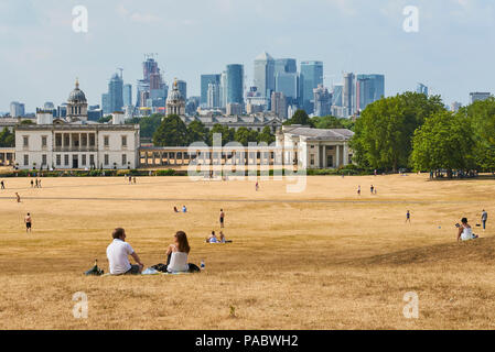 Il parco di Greenwich nel Sud Est di Londra, Regno Unito, nel 2018 canicola estiva, guardando verso Canary Wharf Foto Stock