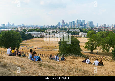I turisti sulla collina di Greenwich Park, Londra UK, che domina la città, durante il 2018 canicola Foto Stock