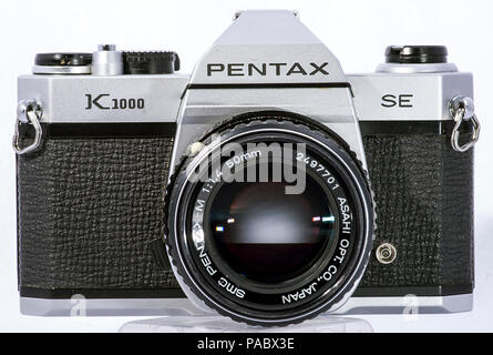 Pentax K1000 SE con SMC-M 50mm f/1.4 lente su sfondo bianco, Foto del prodotto, Vintage fotocamera a pellicola Foto Stock