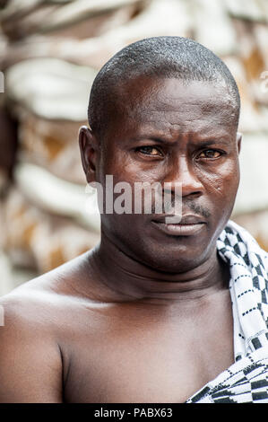 ACCRA, GHANA - 4 Marzo 2012: in Ghana non identificato uomo ritratto in Ghana. Popolo del Ghana soffrono di povertà a causa delle condizioni economiche instabili Foto Stock