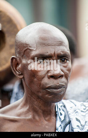 ACCRA, GHANA - 4 Marzo 2012: in Ghana non identificato uomo ritratto in Ghana. Popolo del Ghana soffrono di povertà a causa delle condizioni economiche instabili Foto Stock