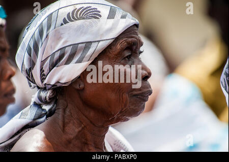 ACCRA, GHANA - 4 Marzo 2012: Unidentified ghanese ritratto di donna in Ghana. Popolo del Ghana soffrono di povertà a causa delle condizioni economiche instabili Foto Stock