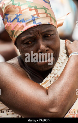 ACCRA, GHANA - 4 Marzo 2012: Unidentified ghanese ritratto di donna in Ghana. Popolo del Ghana soffrono di povertà a causa delle condizioni economiche instabili Foto Stock