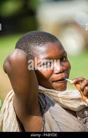 ACCRA, GHANA - Marzo 5, 2012: Non identificato donna del Ghana con lecca-lecca ritratto in strada in Ghana. Popolo del Ghana soffrono di povertà a causa della Foto Stock