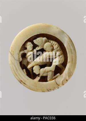 Pezzo di gioco con Menelao e compagni combattendo Proteus. Cultura: Francese del Nord. Dimensioni: complessivo: 2 3/8 x 11/16 in. (6 x 1,7 cm). Data: ca. 1125-50. Oggetti legati ai giochi dei tavoli e scacchi sono stati tra Salgo's elementi preferiti. Tali giochi sono stati predecessori del moderno backgammon e diffusa in Europa medievale. Avorio superstite i pezzi di gioco sono rare, e questo è il solo pezzo noto da un trenta-piece Set. Questi oggetti insoliti spesso raffigurano narrativa sofisticata e allegorici. Questo carving possono mostrare una scena dalla Odyssey, quando il re Menelao aziona una lancia in aperta Foto Stock