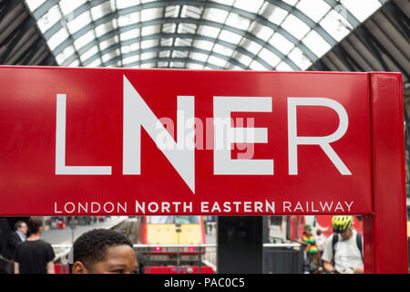 Virgin Trains Costa Est ora risuscitato e rimarchiati come LNER a Kings Cross stazione ferroviaria, London, Regno Unito Foto Stock