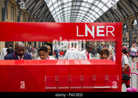Virgin Trains Costa Est ora risuscitato e rimarchiati come LNER a Kings Cross stazione ferroviaria, London, Regno Unito Foto Stock