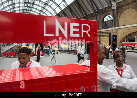 Virgin Trains Costa Est ora risuscitato e rimarchiati come LNER a Kings Cross stazione ferroviaria, London, Regno Unito Foto Stock