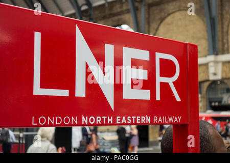 Virgin Trains Costa Est ora risuscitato e rimarchiati come LNER a Kings Cross stazione ferroviaria, London, Regno Unito Foto Stock