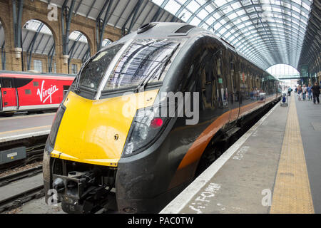 Arriva la Grand Central Adelantes HST, l'artista dello Yorkshire, Ashley Jackson, alla stazione ferroviaria di King's Cross, Foto Stock