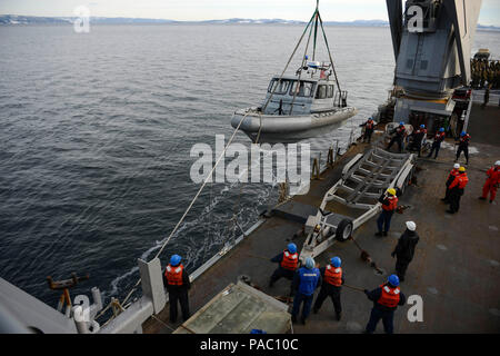 160301-N-QJ850-119 MARE DEL NORD (1 marzo 2016) i marinai a bordo di Whidbey Island-class dock landing ship USS Fort McHenry (LSD 43) Recuperare una piccola imbarcazione durante le operazioni di gru come parte di esercizio di risposta a freddo 2016 (CDR 16). CDR 16 implica marittime, terrestri e il funzionamento in aria e di formazione si concentra su navale e le operazioni anfibie passando a massa di manovra. La posizione nella Norvegia centrale fornisce un freddo estremo-meteo ambiente per i dodici paesi partecipanti collettivamente sviluppare tattiche, le tecniche e le procedure e migliorare l'interoperabilità. (U.S. Foto di Marina di Massa Communicati Foto Stock